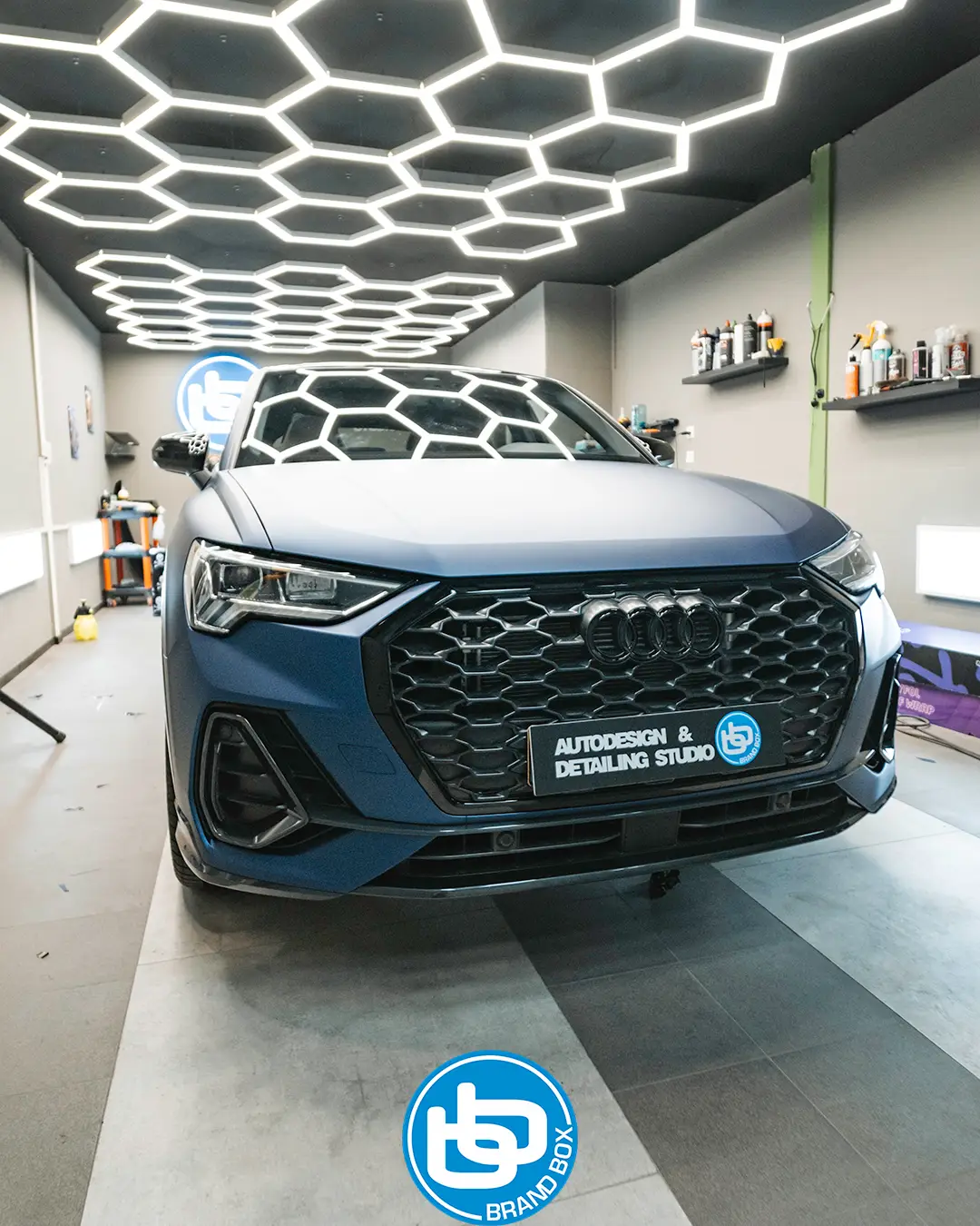 Деталь матовой оклейки Audi Q3