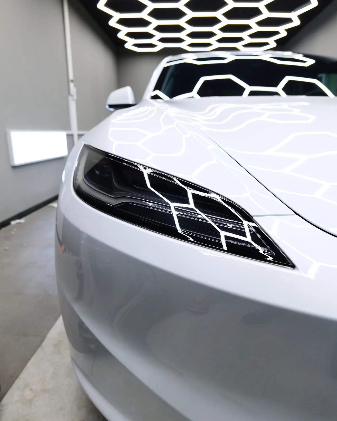 Полировка фары Tesla Model 3