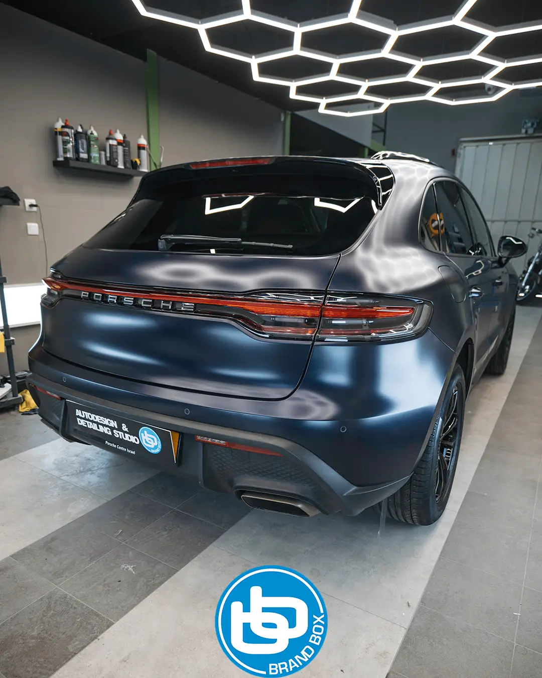 Матовая оклейка Porsche Macan — вид сзади