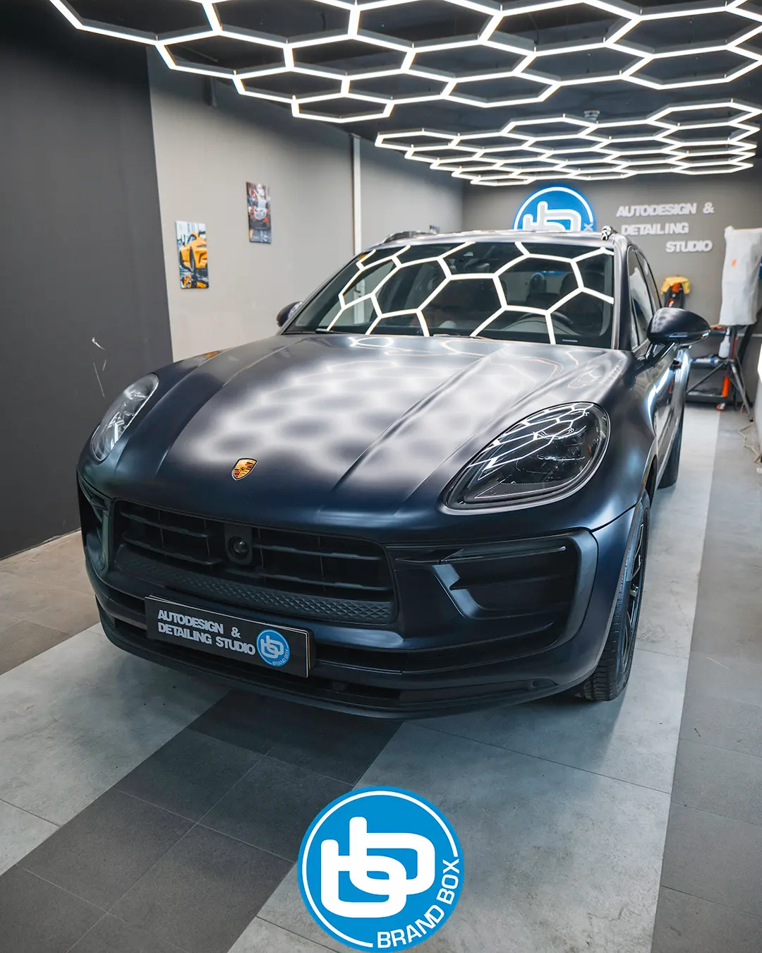 Матовая оклейка Porsche Macan — вид спереди